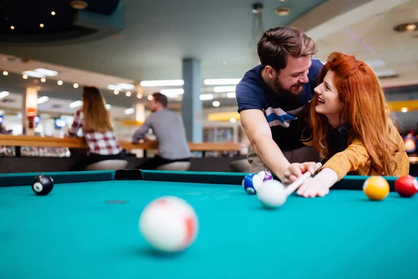 Pareja citas y jugando billar — Foto de Stock