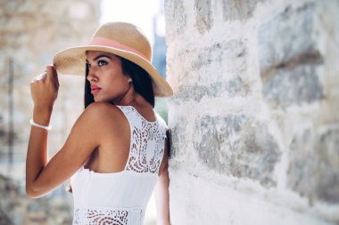 Yaz aylarında poz kadın