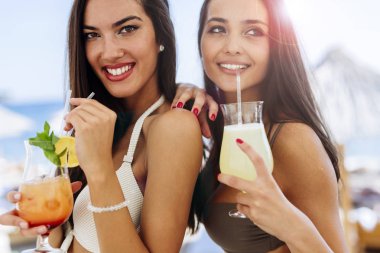 Kokteyller tatmak sahilde güzel kadınlar