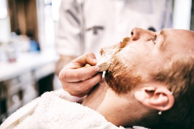 Retro tıraş köpüğü ile