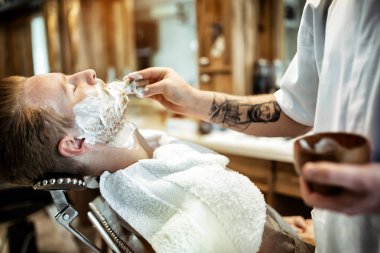 Retro tıraş köpüğü ile