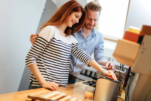 Mann und Frau machen Saft — Stockfoto