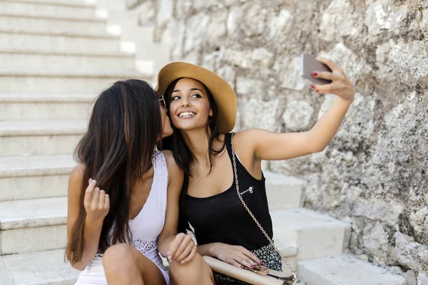 Två unga attraktiva kvinnor som tar selfies — Stockfoto
