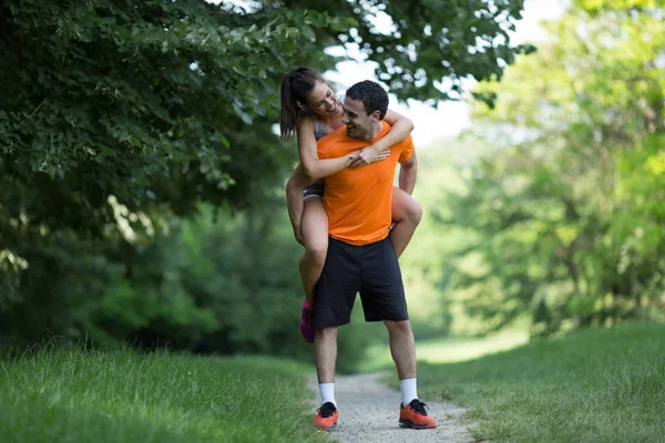 Homem carregando Mulher Piggyback — Fotografia de Stock