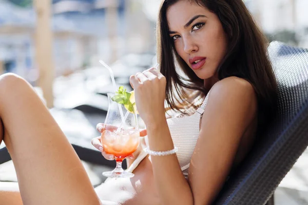 Modelo beber cocktail — Fotografia de Stock