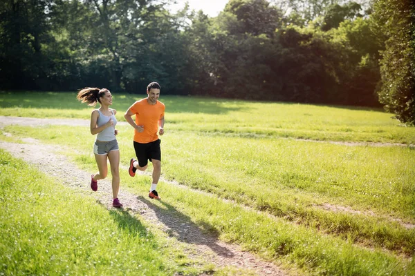 Gezond fit paar uitgevoerd in de natuur — Stockfoto