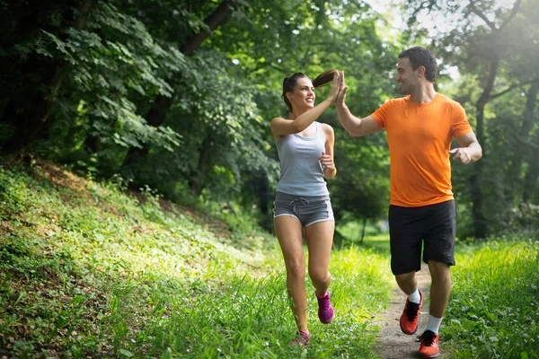 Υγιές ζευγάρι ταιριάζει τρέξιμο στη φύση — Φωτογραφία Αρχείου