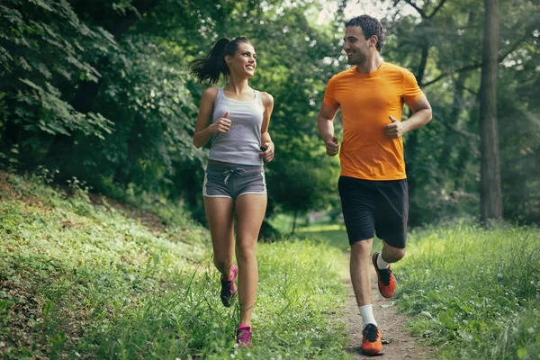 Paar joggt im Freien — Stockfoto