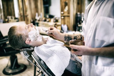 Retro tıraş köpüğü ile