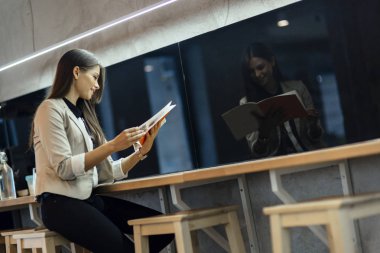 kadın okuma menü üzerinde bar