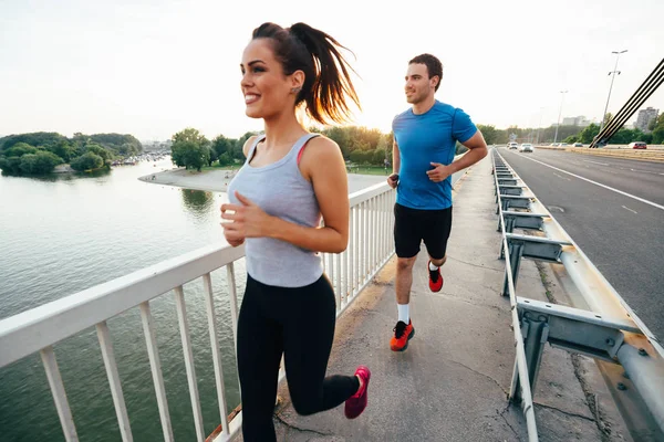 Sportliches Paar joggt zusammen — Stockfoto