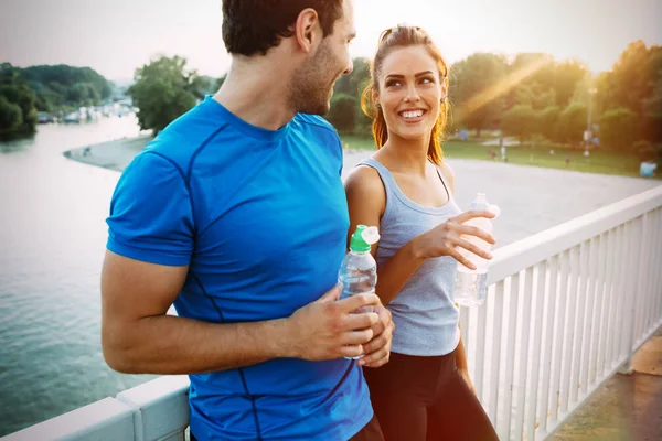 Sportliches Paar joggt zusammen — Stockfoto