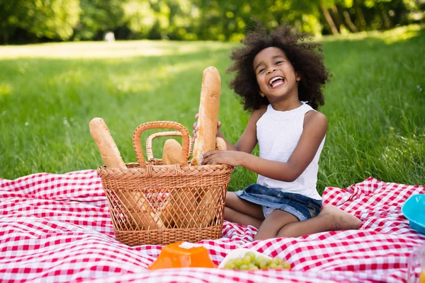 Mooi kind genieten van picknick — Stockfoto