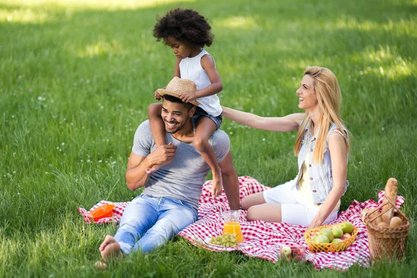 Familie genieten van picknick — Stockfoto