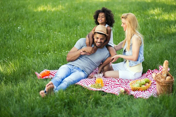 Família desfrutando de piquenique — Fotografia de Stock