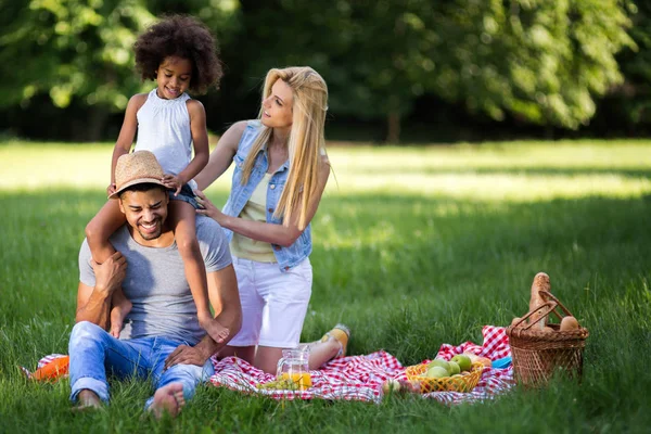 Gelukkige familie in de natuur — Stockfoto