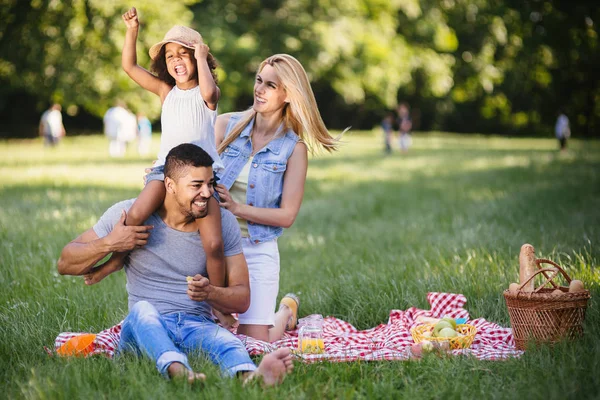 Família feliz na natureza — Fotografia de Stock