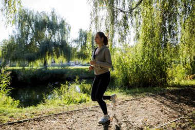 Parkta koşan kadın