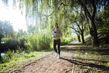 Parkta koşan kadın