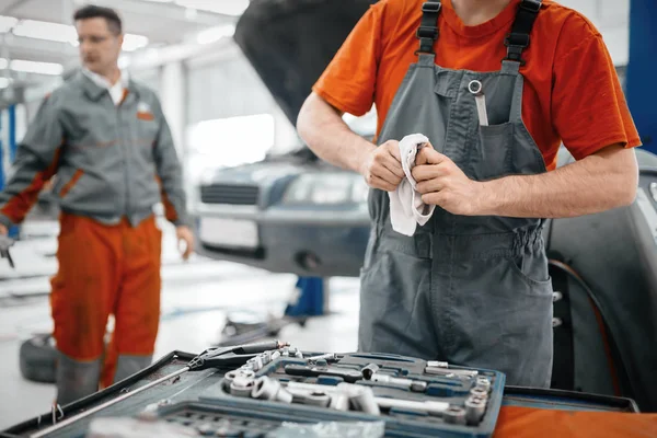 Mechanic keeping tools polished — Stock Photo, Image