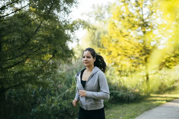 Fit mooie vrouw joggen in het park — Stockfoto