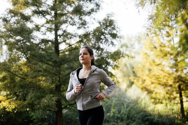 Fit vrouw joggen in de natuur — Stockfoto