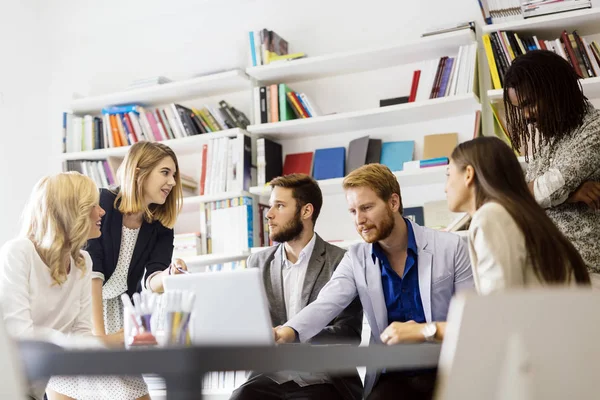 Zakelijke vergadering in functie — Stockfoto