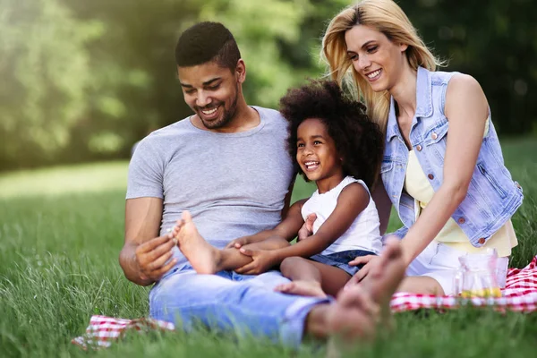 Familia disfrutando de picnic — Foto de Stock