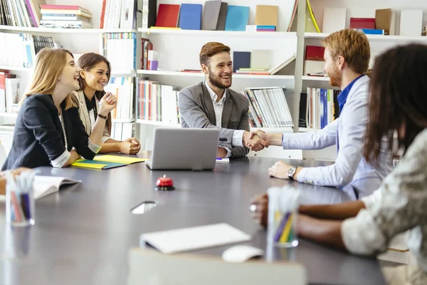 Empresarios estrechando la mano — Foto de Stock