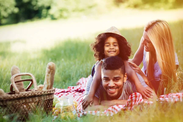 Familie genieten van picknick in de natuur — Stockfoto