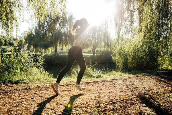 Belle femme jogging — Photo