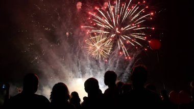 İnsanlar havai fişek izlerken