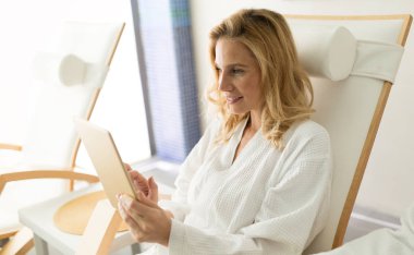 Tablet ile çalışan kadın 