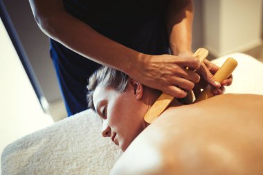 ahşap aracını kullanarak terapist 