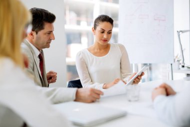 Ofiste çalışan iş adamları