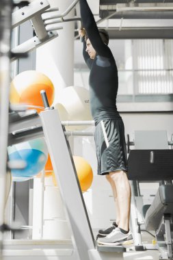 yakışıklı delikanlı 