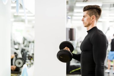 yakışıklı delikanlı 