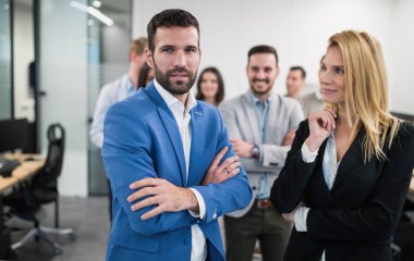 İş ekibi ofisinde.