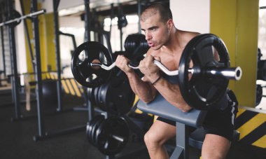 spor salonunda egzersiz erkek