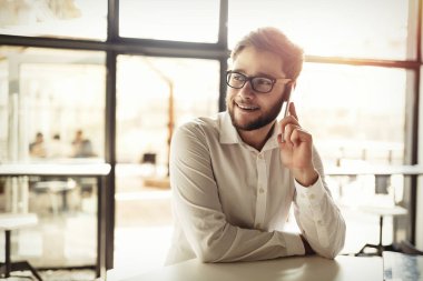 yakışıklı işadamı telefon kullanma 