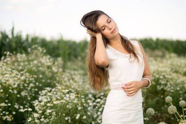 Baş ağrısı çeken bir kadın.