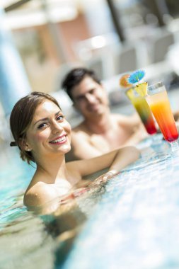 Gençler kokteyl içme 