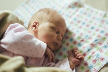 Yeni doğan bebek yalan