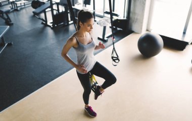 Spor salonunda egzersiz yapan kadın.