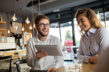 İş adamları konuşuyor.