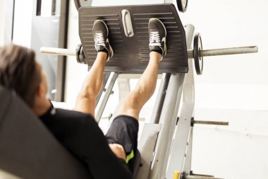 yakışıklı delikanlı 