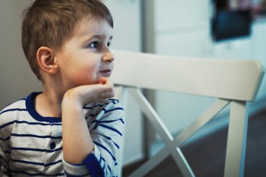 dalgın çocuk düşünme