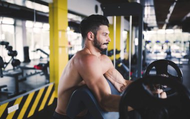 Erkek spor salonunda egzersiz tespit