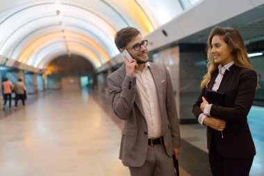 Metro için bekleyen çift