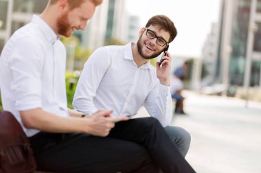 İş arkadaşları tezgah üzerinde